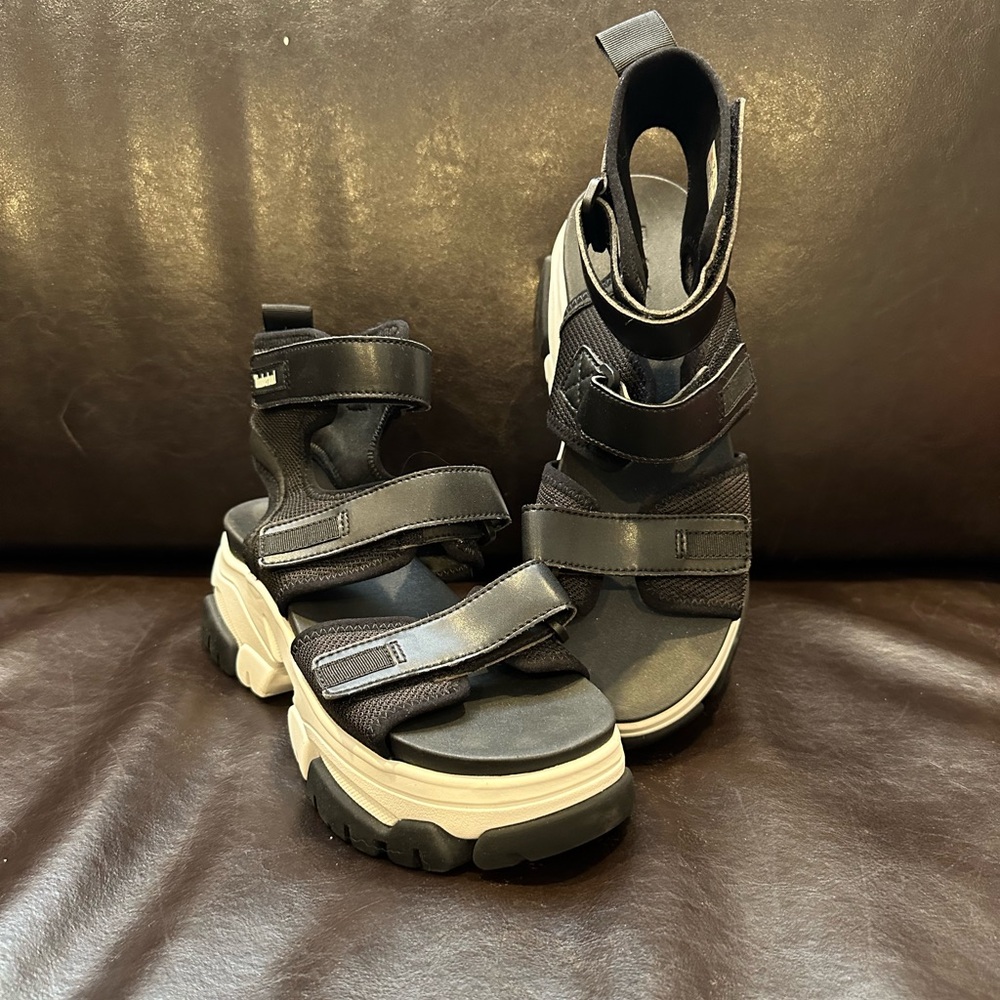 Timberland Adley Way ankle strap sandals in black sz 9 | three strap lug sole